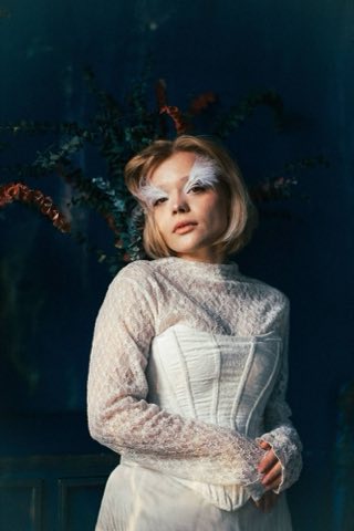 Психея — перья на веках, кружево и корсет
